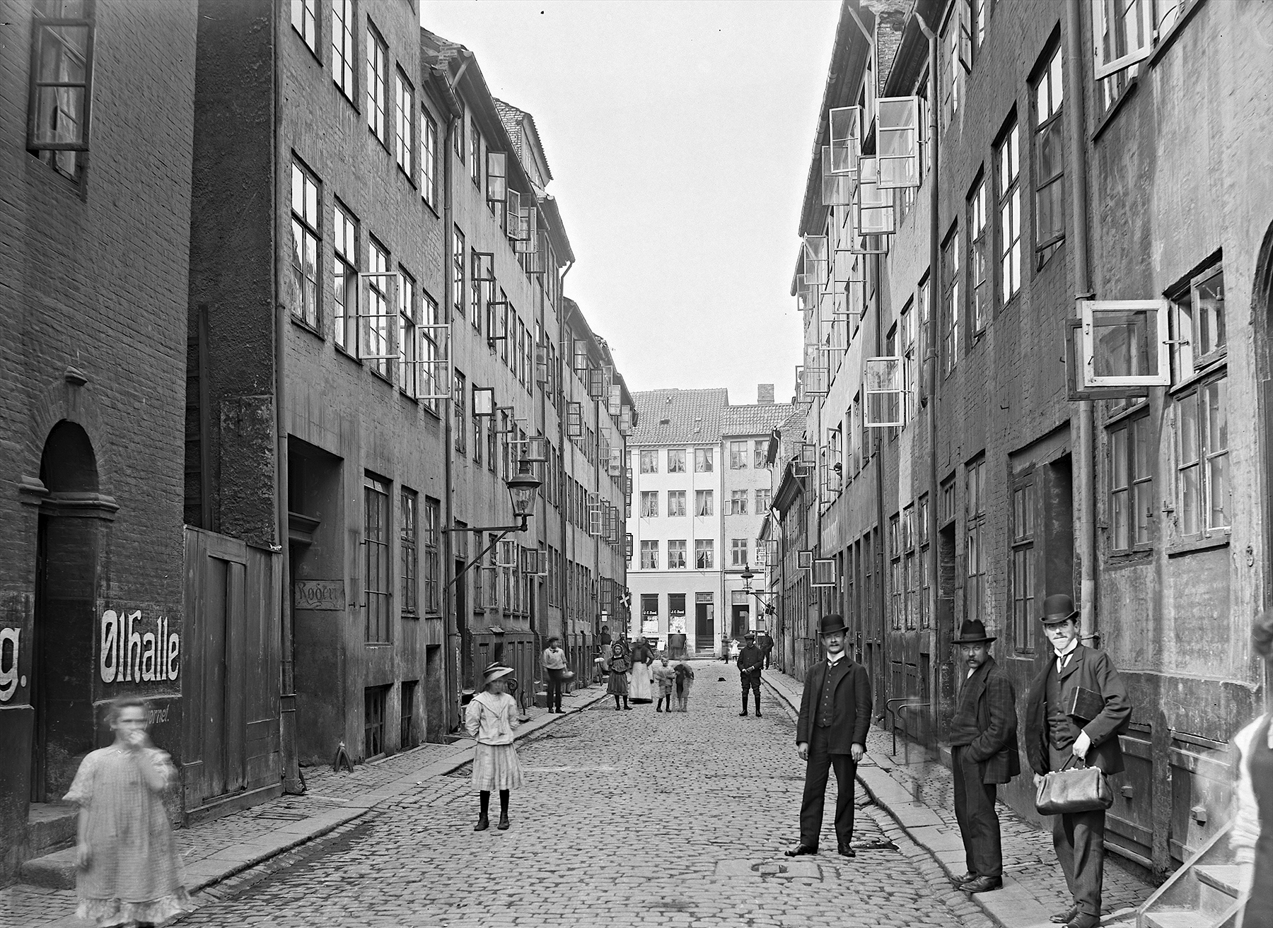 Lille Brøndstræde set fra st brøndstræde 2 – september 1909 – kbh-museum-51416 (1)